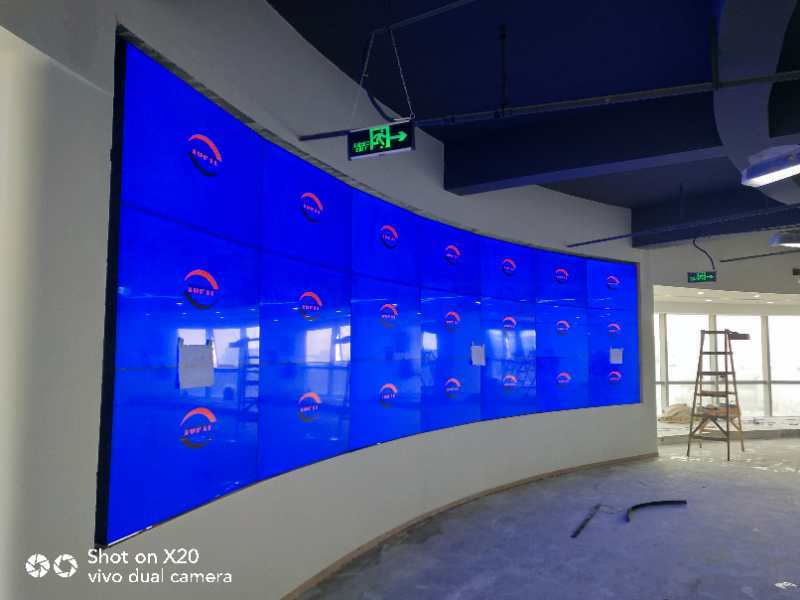 深圳机场3X7弧形安装55寸土豪金